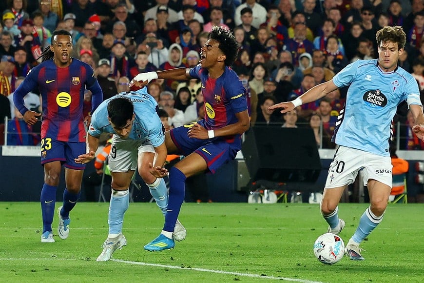 Soccer Football - LaLiga - FC Barcelona v Celta Vigo - Spotify Camp Nou, Barcelona, Spain - April 22, 2026
Celta Vigo's Yoel Lago fouls FC Barcelona's Lamine Yamal to concede a penalty REUTERS/Albert Gea