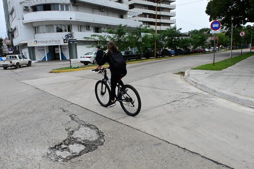 En la foto se observan los paños que habían sido reparado hace un tiempo atrás y las nuevas roturas. Flavio Raina.