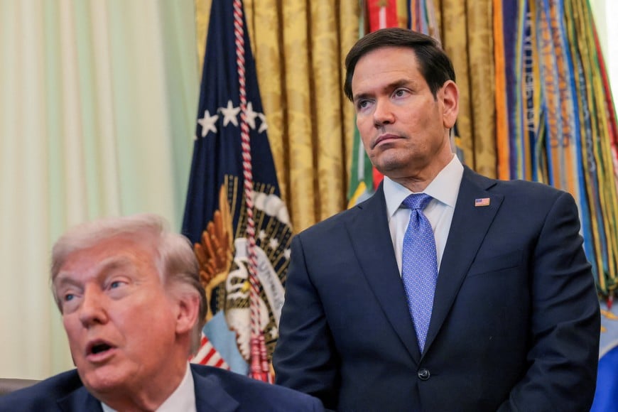 U.S. President Donald Trump speaks in the Oval Office, with Secretary of State Marco Rubio standing behind him, at the White House in Washington, D.C., U.S., April 23, 2026. REUTERS/Kylie Cooper