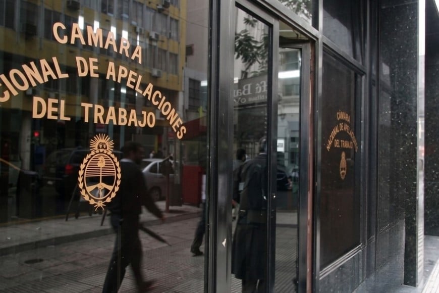 La Cámara de Trabajo dejó sin efecto la cautelar y reactivó 82 artículos de la reforma laboral.