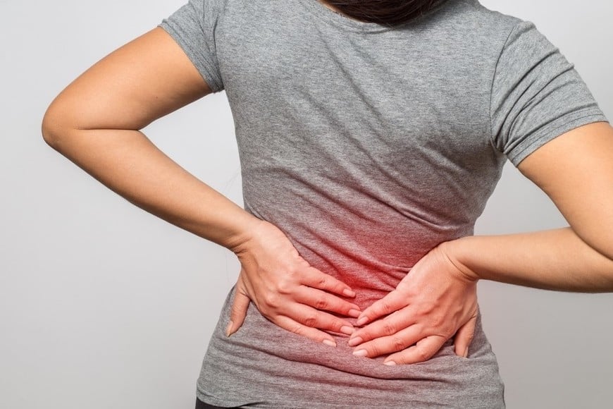 La falta de actividad física debilita los músculos que sostienen la columna