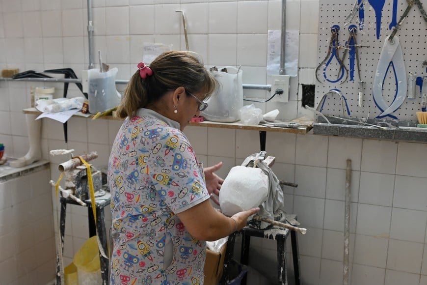 Detrás de cada dispositivo hay un proceso complejo que combina conocimiento técnico, recursos materiales y seguimiento clínico.