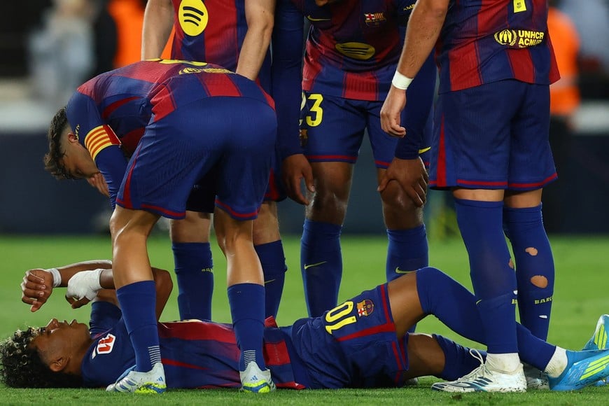 Soccer Football - LaLiga - FC Barcelona v Celta Vigo - Spotify Camp Nou, Barcelona, Spain - April 22, 2026
FC Barcelona's Lamine Yamal reacts after sustaining an injury REUTERS/Albert Gea