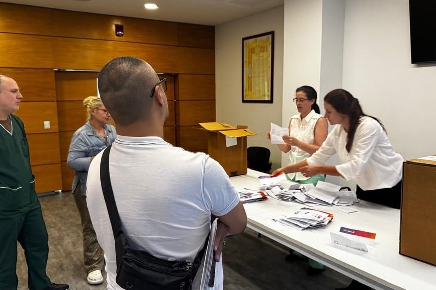 Sirtori remarcó además que “la normalización no es solo un hecho administrativo, sino una decisión política que busca fortalecer la institucionalidad, promoviendo la participación de los equipos y de la comunidad en los espacios de conducción”.