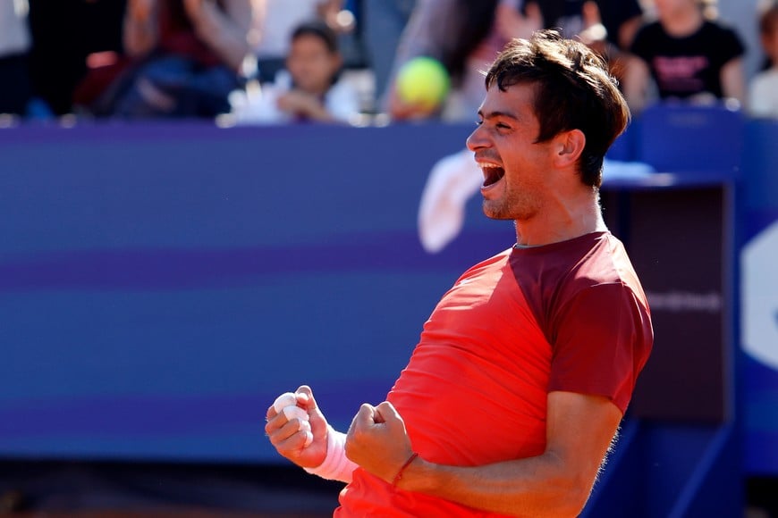 (260406) -- BUCAREST, 6 abril, 2026 (Xinhua) -- Imagen del 5 de abril de 2026 de Mariano Navone, de Argentina, festejando tras ganar el partido final ante Daniel Merida, de España, en el torneo de tenis Abierto de Tiriac de la ATP 250, en Bucarest, Rumania. (Xinhua/Cristian Cristel) (oa) (ah) (ce)