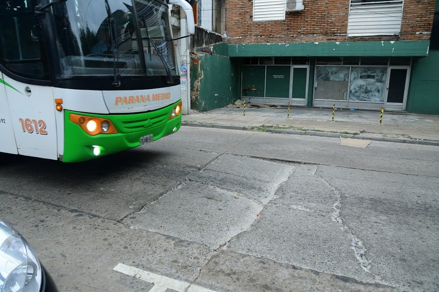 Calle Belgrano recibe gran cantidad de tránsito vehicular a diario y el desgaste es evidente. Guillermo Di Salvatore.