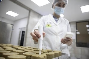 La producción de limentos marcó una leve mejoría en el tercer mes del año. Foto: Xinhua/Martín Zabala