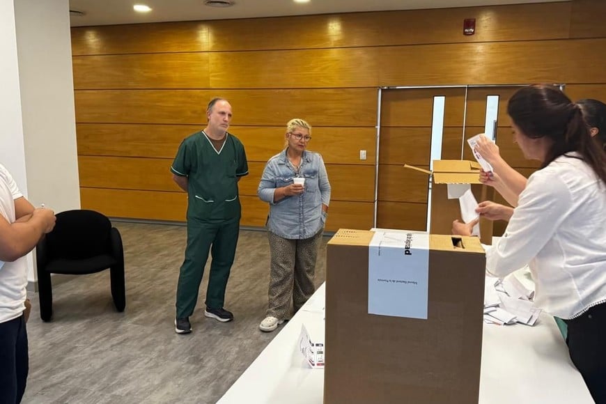 Sirtori remarcó además que “la normalización no es solo un hecho administrativo, sino una decisión política que busca fortalecer la institucionalidad, promoviendo la participación de los equipos y de la comunidad en los espacios de conducción”.