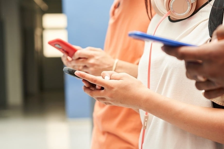 La iniciativa apunta a reforzar la supervisión de adolescentes en aplicaciones como Facebook, Instagram y WhatsApp