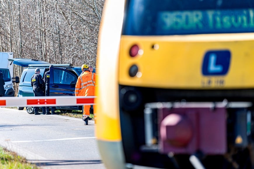 Emergency workers at the site of a collision between two trains between Hilleroed and Kagerup at Isteroedvejen, Thursday, April 23, 2026. Kagerup is located on the Gribskov Line between Hilleroed and Helsinge.  Ritzau Scanpix/Steven Knap via REUTERS    ATTENTION EDITORS - THIS IMAGE WAS PROVIDED BY A THIRD PARTY. DENMARK OUT. NO COMMERCIAL OR EDITORIAL SALES IN DENMARK.