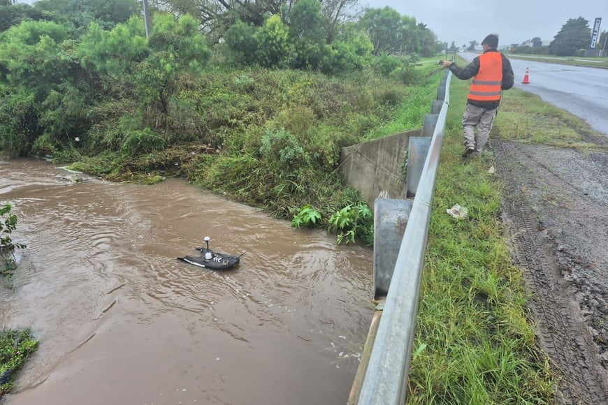 Operarios provinciales estudian el comportamiento de la cuenca de forma constante durante estos días, en los que se produjo una crecida, que ya pasó y comenzó a descender.

Gobierno Provincial.