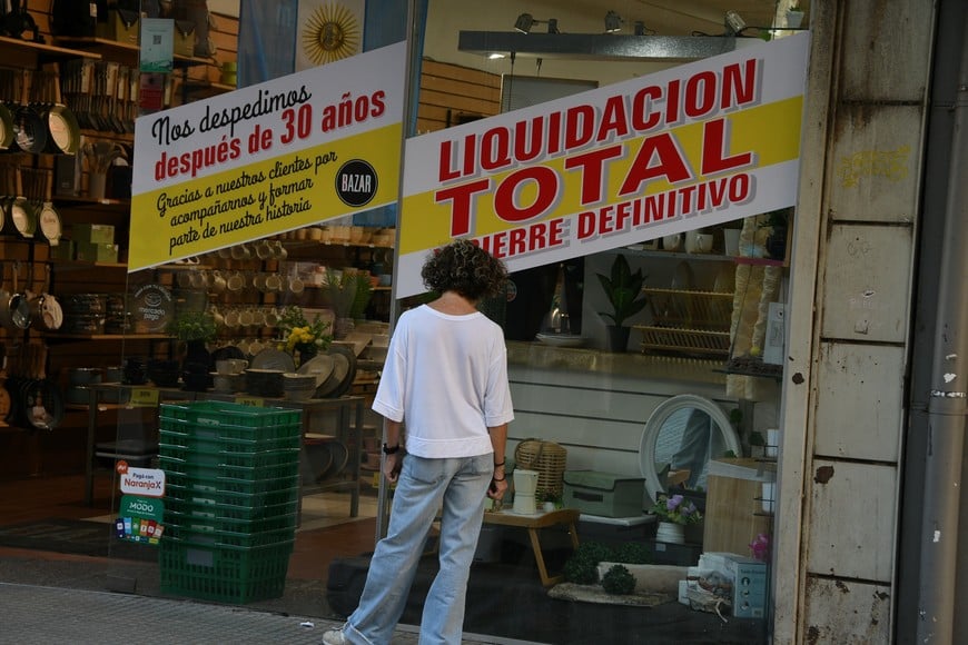 Jorge Barenberg cierra sus dos bazares "cansado de lo desparejo de las reglas y de la presión tributaria". Foto: Manuel Fabatía