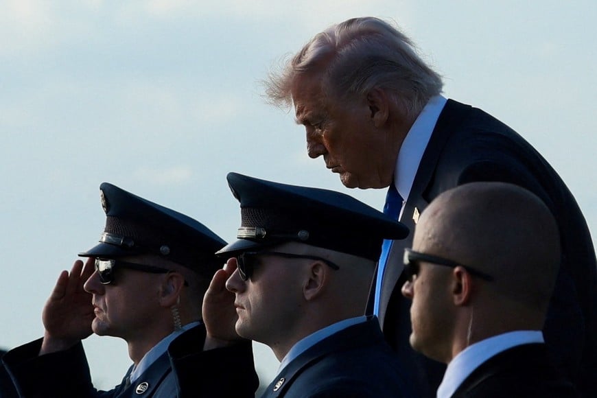 U.S. President Donald Trump disembarks Air Force One at Palm Beach International Airport in West Palm Beach, Florida, U.S., April 24, 2026. REUTERS/Kylie Cooper     TPX IMAGES OF THE DAY
