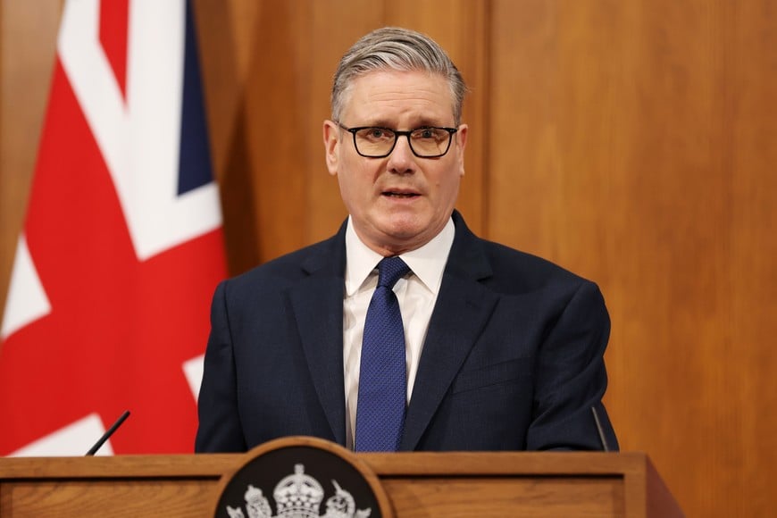 (260401) -- LONDRES, 1 abril, 2026 (Xinhua) -- El primer ministro británico, Keir Starmer, habla en una conferencia de prensa, en Londres, Reino Unido, el 1 de abril de 2026. El primer ministro británico, Keir Starmer, dijo el miércoles que Reino Unido organizará una cumbre internacional esta semana sobre el restablecimiento de la libertad de navegación en el Estrecho de Ormuz. (Xinhua/Lauren Hurley/Número 10 de Downing Street) (ah) (ra) (ce)