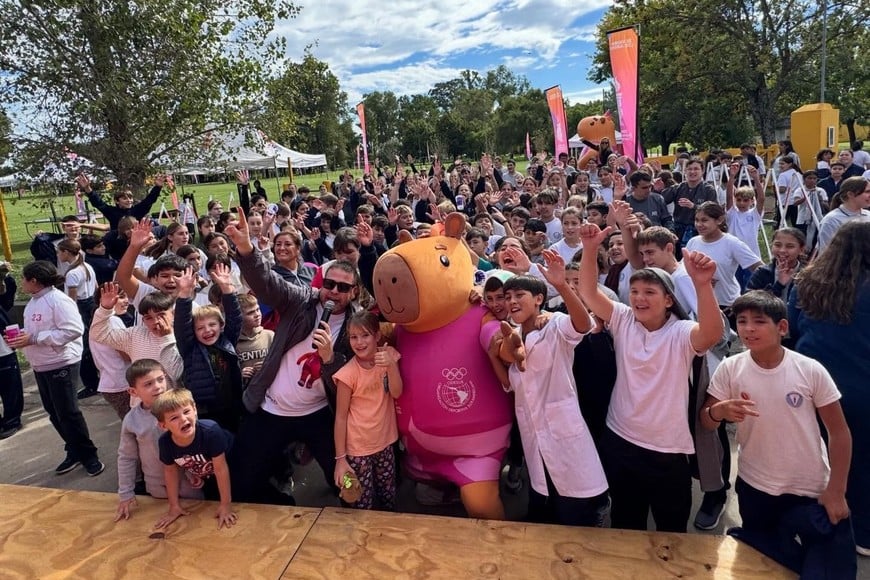 Durante el encuentro, estudiantes y público en general participaron de distintas dinámicas recreativas pensadas para fomentar el deporte
