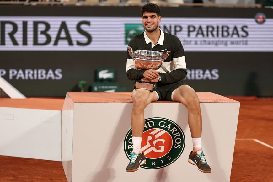 (250609) -- PARIS, 9 junio, 2025 (Xinhua) -- Imagen del 8 de junio de 2025 de Carlos Alcaraz posando con el trofeo después de ganar la final de individuales masculinos entre Jannik Sinner, de Italia, y Carlos Alcaraz, de España, en el torneo de tenis Abierto de Francia, en Roland Garros, en París, Francia. (Xinhua/Li Jing) (rtg) (oa) (ce)
