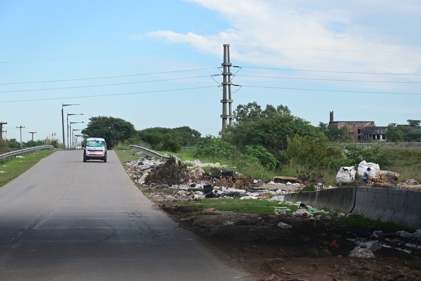 Basura. Está toda desparramada junto a la calzada, sobre Teniente Loza.

Flavio Raina.
