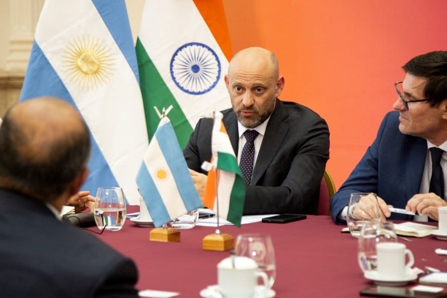 Los ministros Puccini y Goity junto al Embajador de la República de la India en Argentina, Ajaneesh Kumar. Crédito: Gobierno de Santa Fe
