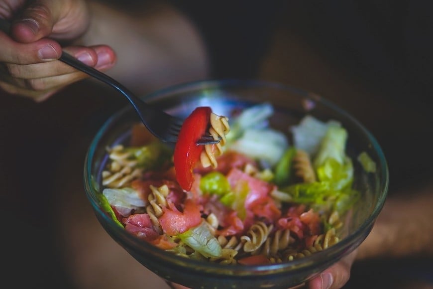 Incorporar alimentos frescos, como frutas, verduras, legumbres y cereales integrales