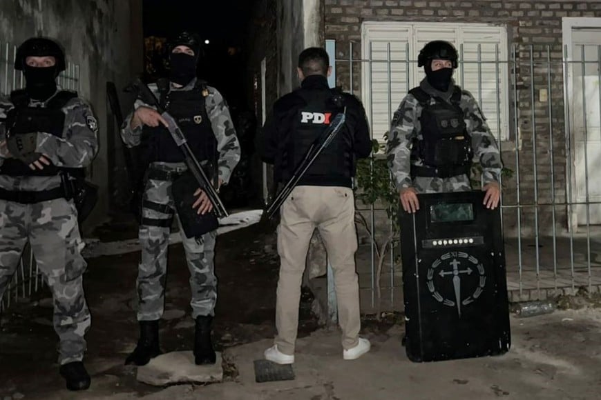 Equipos tácticos especializados de la policía provincial realizaron las irrupciones. Foto: El Litoral