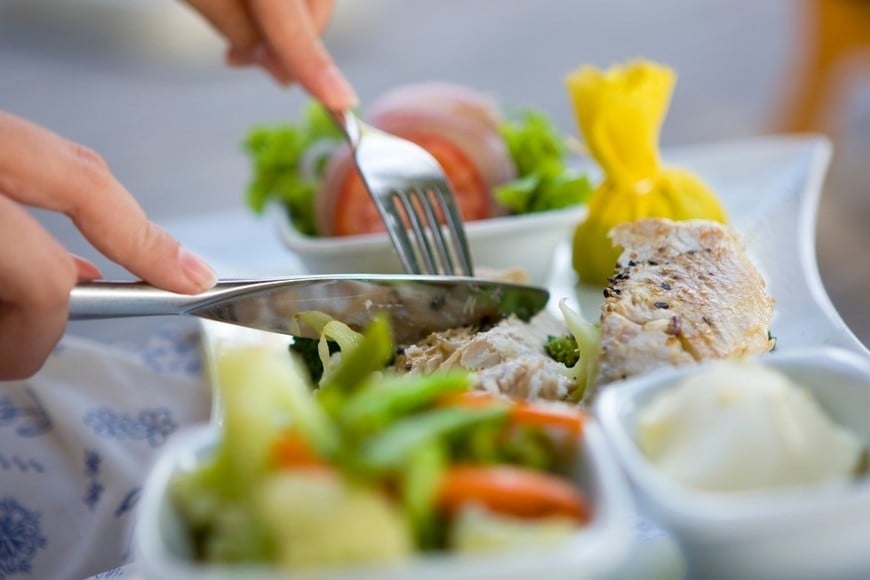 La alimentación consciente propone reconectar con las señales internas de hambre y saciedad