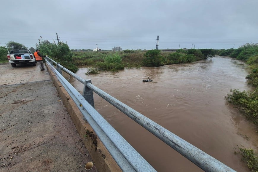 Operarios provinciales estudian el comportamiento de la cuenca de forma constante durante estos días, en los que se produjo una crecida, que ya pasó y comenzó a descender.

Gobierno Provincial.