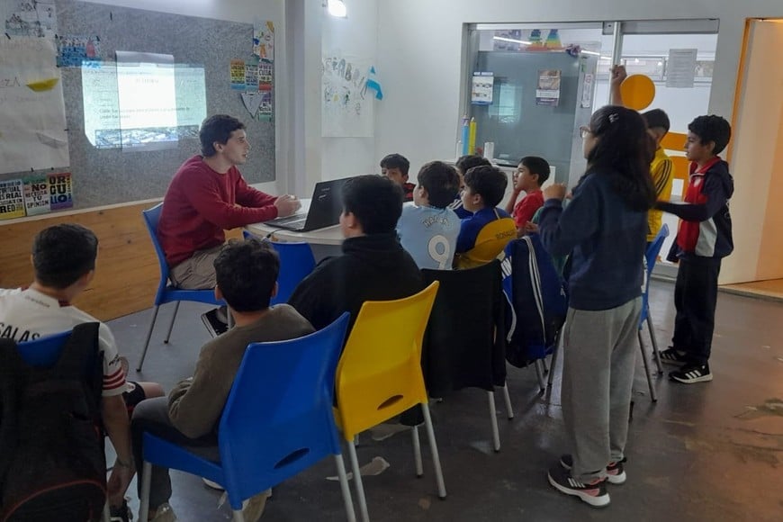 El trabajo en las pizarras y mesas de las Estaciones incluye herramientas como mapas e imágenes que sirven para entender el comportamiento del río de la región.