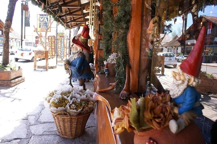 Todos los personajes del "mundo pequeño" dan la cordial y entusiasta bienvenida desde los negocios y en las aceras, en los parques o detrás de los árboles. "Hay bellos y coloridos enanitos, elfos flaquitos, orejudos y cómicos gnomos,... duendes que se asoman y acompañan al viajero".