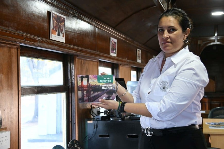 Una asistente muestra el libro con el Plan Turístico de Santa Fe. Foto: Manuel Fabatía