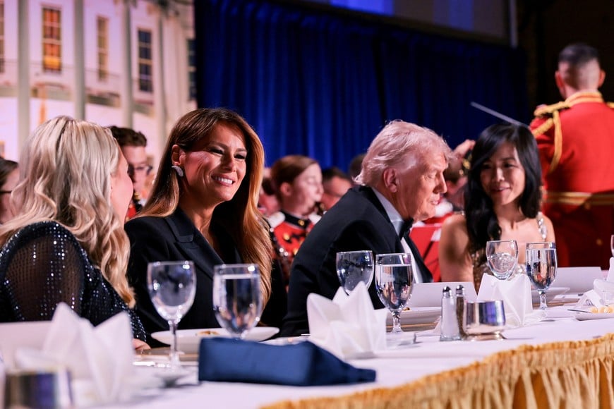 U.S. President Donald Trump, first lady Melania Trump, White House Press Secretary Karoline Leavitt and CBS News senior White House correspondent Weijia Jiang attend the annual White House Correspondents' Association dinner in Washington, D.C., U.S., April 25, 2026. REUTERS/Jonathan Ernst