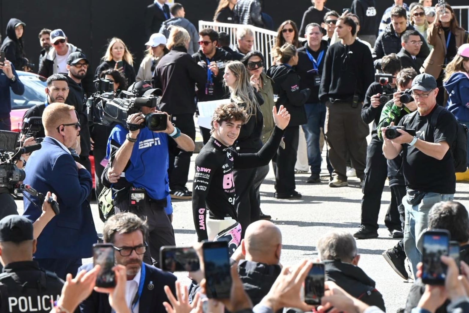 Colapinto bajo del Alpine E20 y saludó al público tras la primera salida.