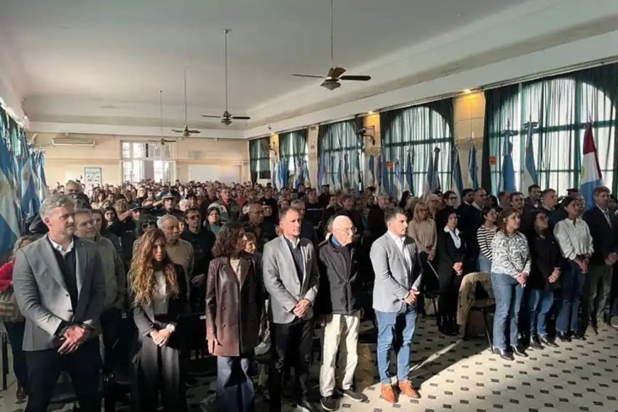 Gran marco de público en el salón de actos de la Escuela "Rosa Turner de Estrugamou". Foto: Sur24