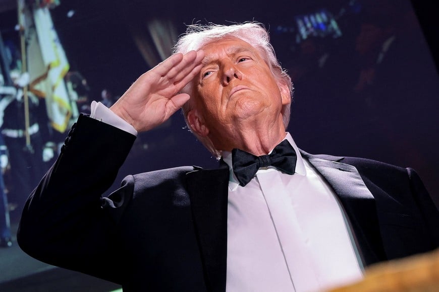 U.S. President Donald Trump salutes during the annual White House Correspondents' Association dinner in Washington, D.C., U.S., April 25, 2026. REUTERS/Jonathan Ernst
