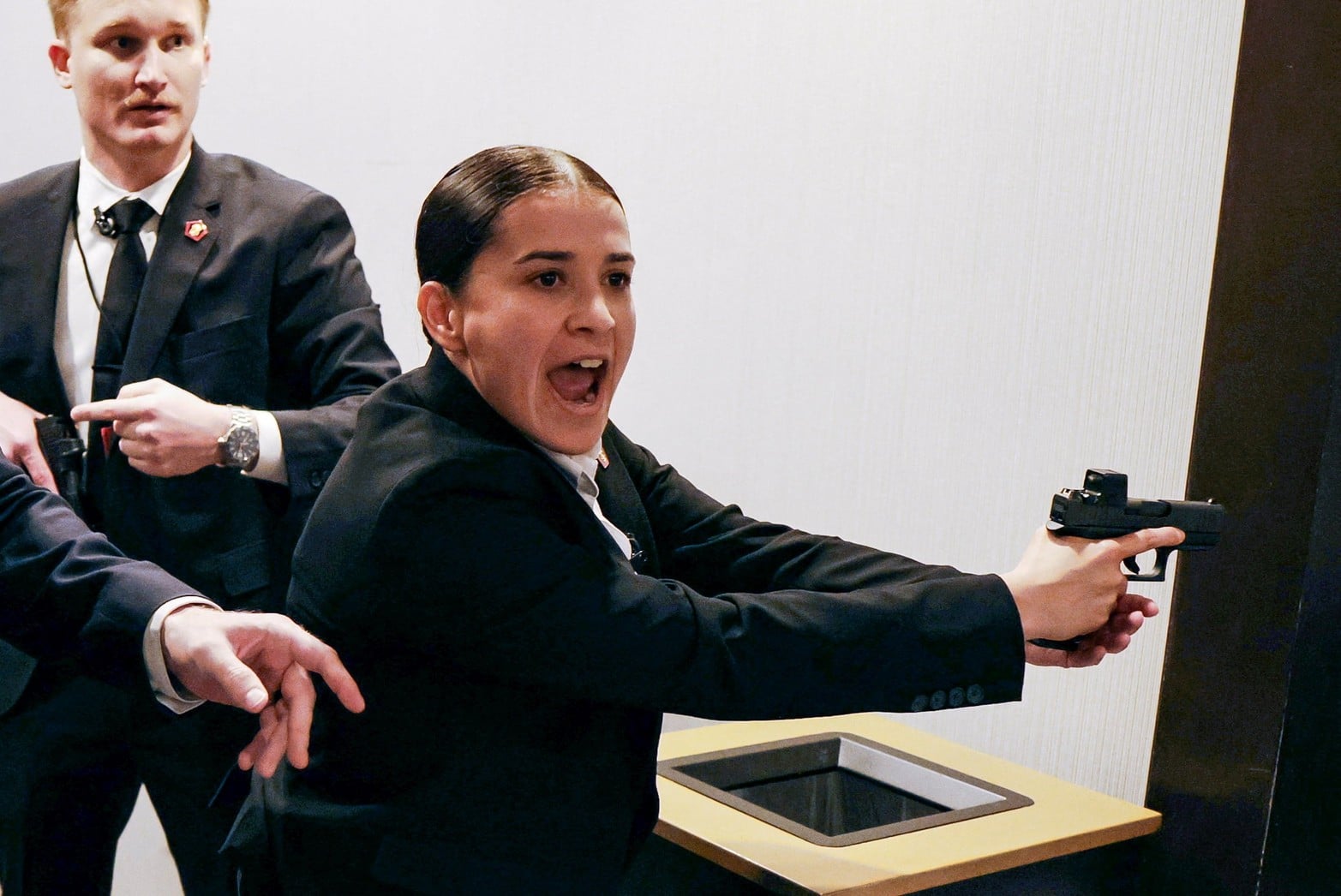 Una oficial en medio de la tensión por los disparos. 