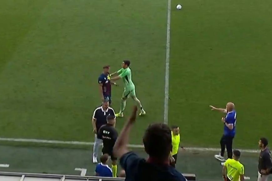 La primera agresión, un empujón.