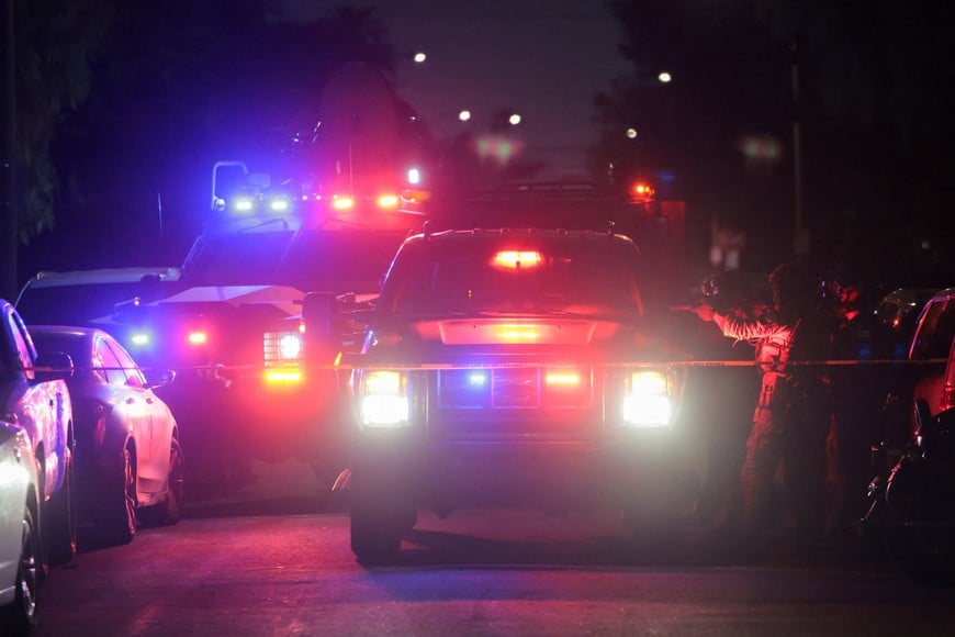 Armed FBI agents operate outside the residence associated with Cole Tomas Allen, the suspect in the shooting incident at the annual White House Correspondents' Association dinner in Washington, D.C., in Torrance, California, U.S., April 25, 2026.  REUTERS/Daniel Cole