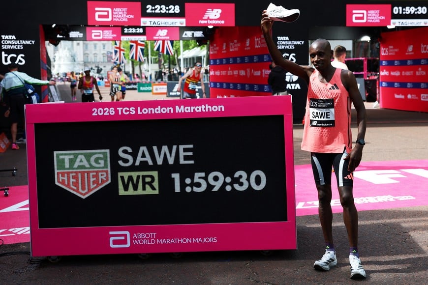 Athletics - London Marathon - London, Britain - April 26, 2026
Kenya's Sabastian Sawe celebrates with a shoe after winning the men's elite race and setting a new world record with a time of 01:59:30 REUTERS/Matthew Childs