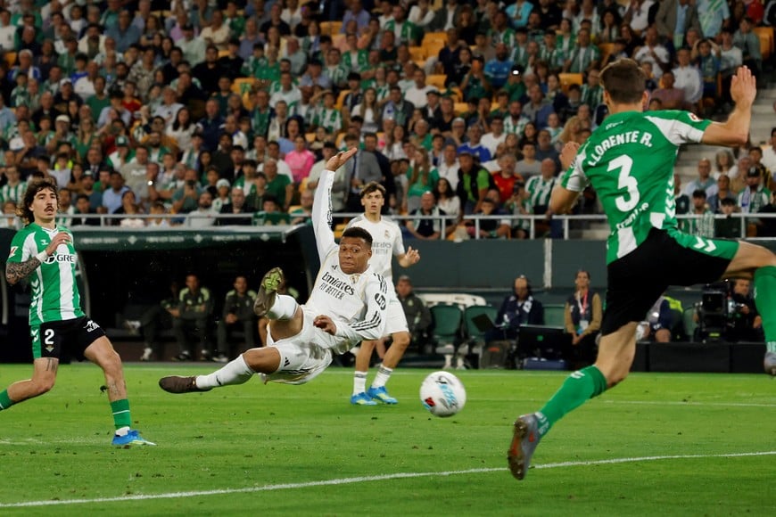 Soccer Football - LaLiga - Real Betis v Real Madrid - Estadio de La Cartuja, Seville, Spain - April 24, 2026
Real Madrid's Kylian Mbappe shoots at goal REUTERS/Marcelo Del Pozo     TPX IMAGES OF THE DAY