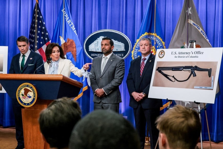 U.S. Attorney for the District of Columbia Jeanine Pirro points at a picture of a shotgun carried by Cole Tomas Allen, the suspect in the shooting incident in Washington at the annual White House Correspondents' Association dinner, as she and acting Attorney General Todd Blanche, U.S. Federal Bureau of Investigation (FBI) Director Kash Patel, Assistant Director in Charge (ADIC) of the FBI Washington Field Office Darren Cox take part in a press conference about the shooting incident, at the U.S. Department of Justice, in Washington, D.C., U.S., April 27, 2026. REUTERS/Kylie Cooper     TPX IMAGES OF THE DAY