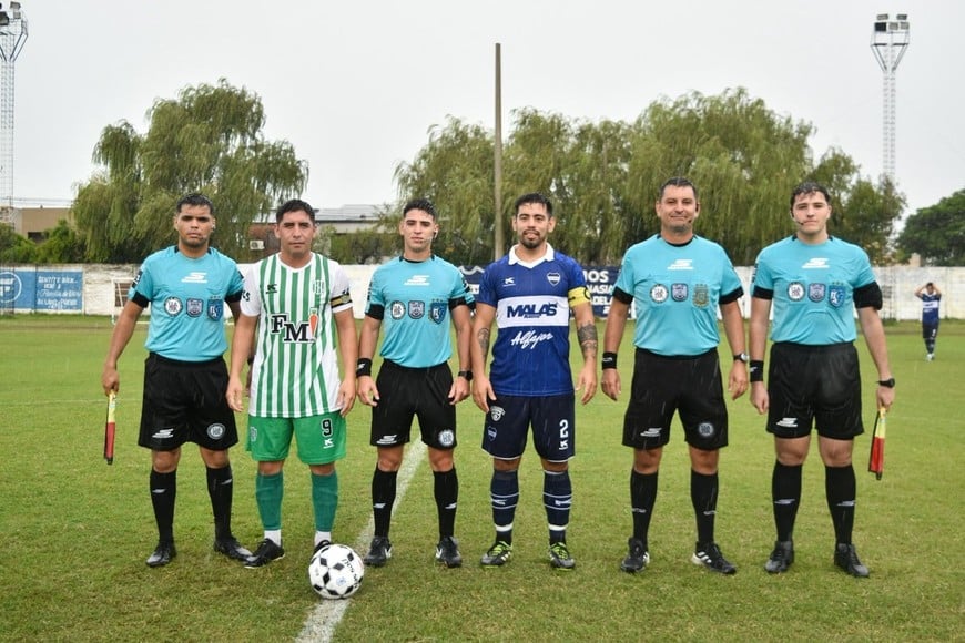 La cuaterna arbitral, junto a los capitanes de Gimnasia y C. Norte. Gentileza