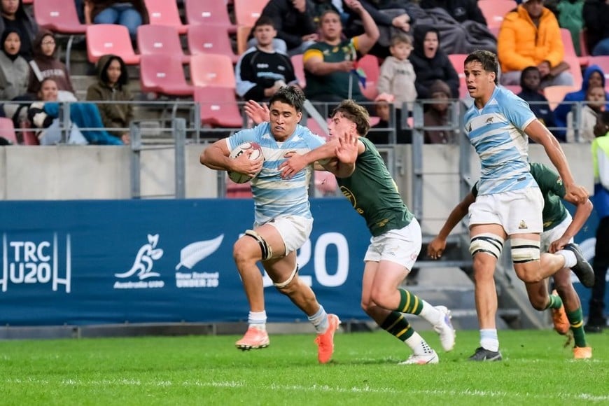 Tomás Dande, capitán argentino, camino al tercer y último try de su equipo. Foto: Prensa UAR - Gaspafotos (Michael Sheehan).