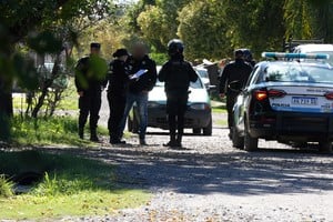 La entrega de la intimación se realizó este lunes con efectivos de la fuerza policial. Foto: Manuel Fabatía