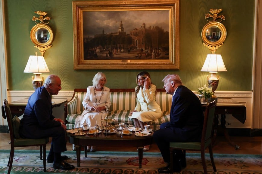 U.S. President Donald Trump and first lady Melania Trump host Britain's King Charles and Queen Camilla for afternoon tea at the White House in Washington, D.C., U.S., April 27, 2026. REUTERS/Suzanne Plunkett/Pool