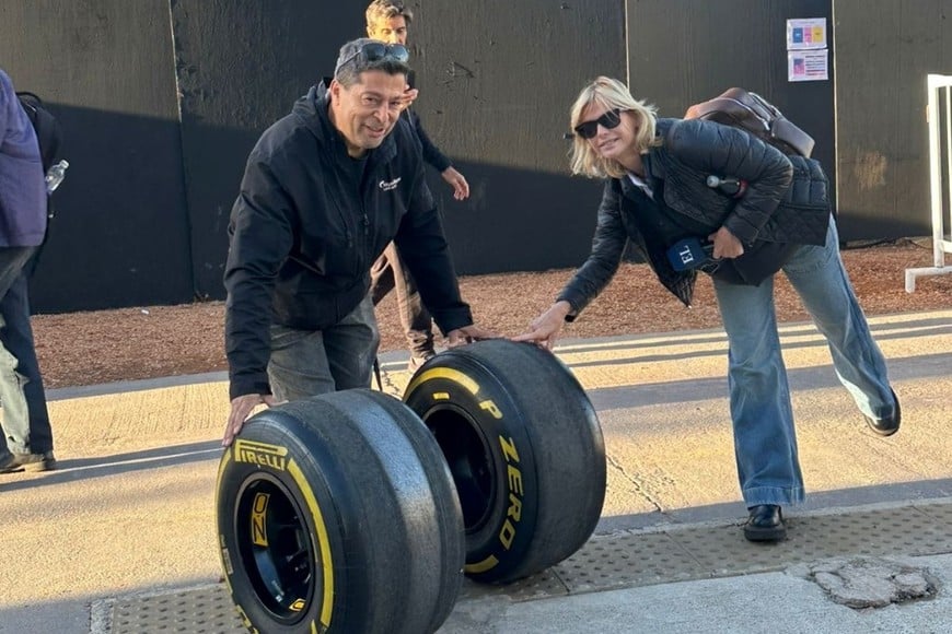 Neumáticos desgastados y huellas en el asfalto, reflejo del show al límite