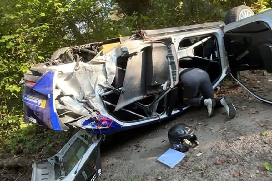 Jos Verstappen perdió el control de su auto y volcó luego de chocar contra un árbol.