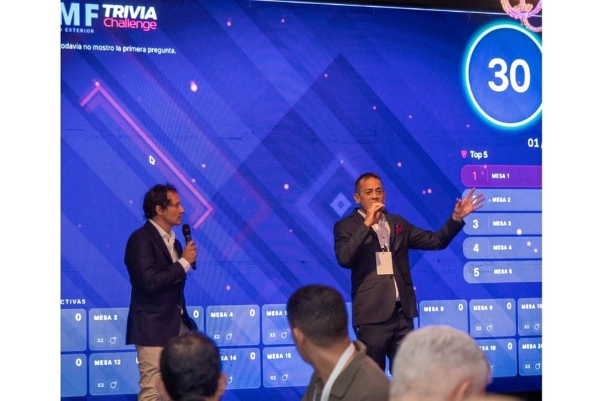 Andrés Millen y Diego Dumont dirigieron el momento del Trivia Challenge, un juego de preguntas y respuestas que involucró a todos los invitados.