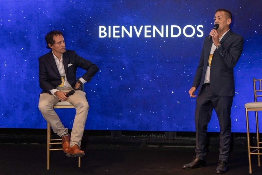 Andrés Millen y Diego Dumont dieron la bienvenida a los presentes en el ingreso a la Casa Stamati y luego sobre el escenario.