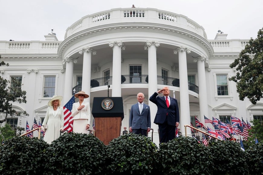 U.S. President Donald Trump salutes next to Britain's King Charles III, first lady Melania Trump and Queen Camilla during an arrival ceremony on the South Lawn of the White House in Washington, D.C., U.S., April 28, 2026. REUTERS/Jonathan Ernst