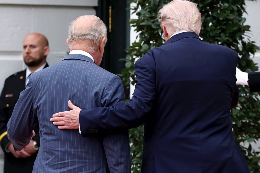 WASHINGTON, DC - APRIL 28: U.S. President Donald Trump and King Charles III during the State Arrival Ceremony on the South Lawn on day two of the State Visit of King Charles III and Queen Camilla to the United States of America, on April 28, 2026 in Washington, DC.      Chris Jackson/Pool via REUTERS