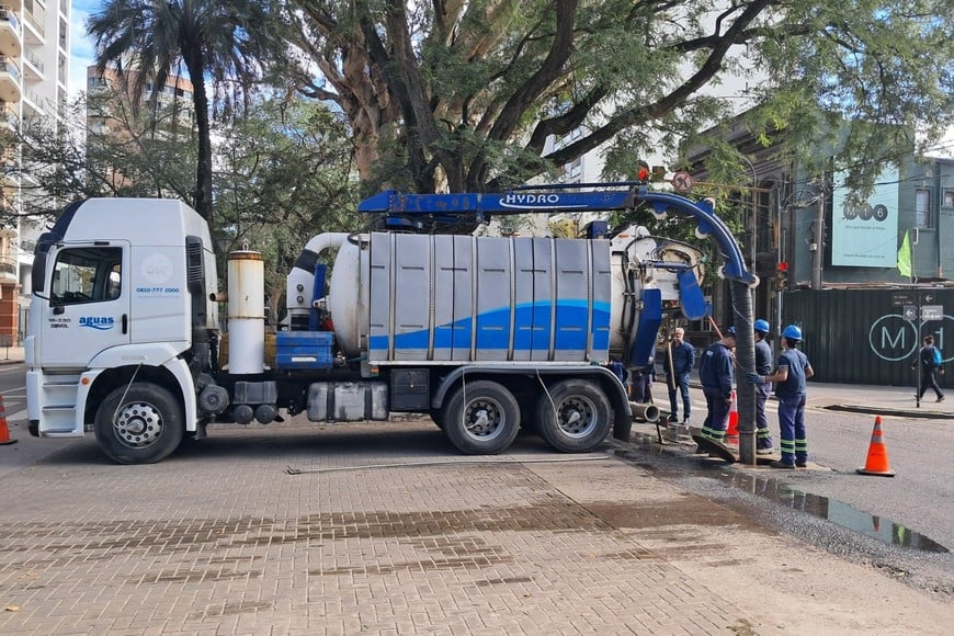 Desobstructores de cloacas en todo el barrio Candioti Norte. ASSA.